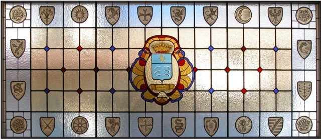 da06stainedglasswindowwithheraldicmotifs.jpg